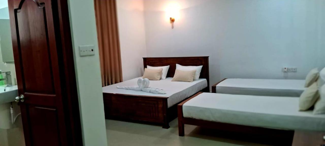 Urban Breeze Hotell Kundasale Eksteriør bilde